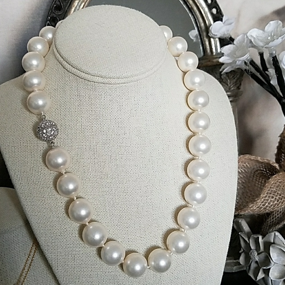 LUC Elegant Pearl Necklace